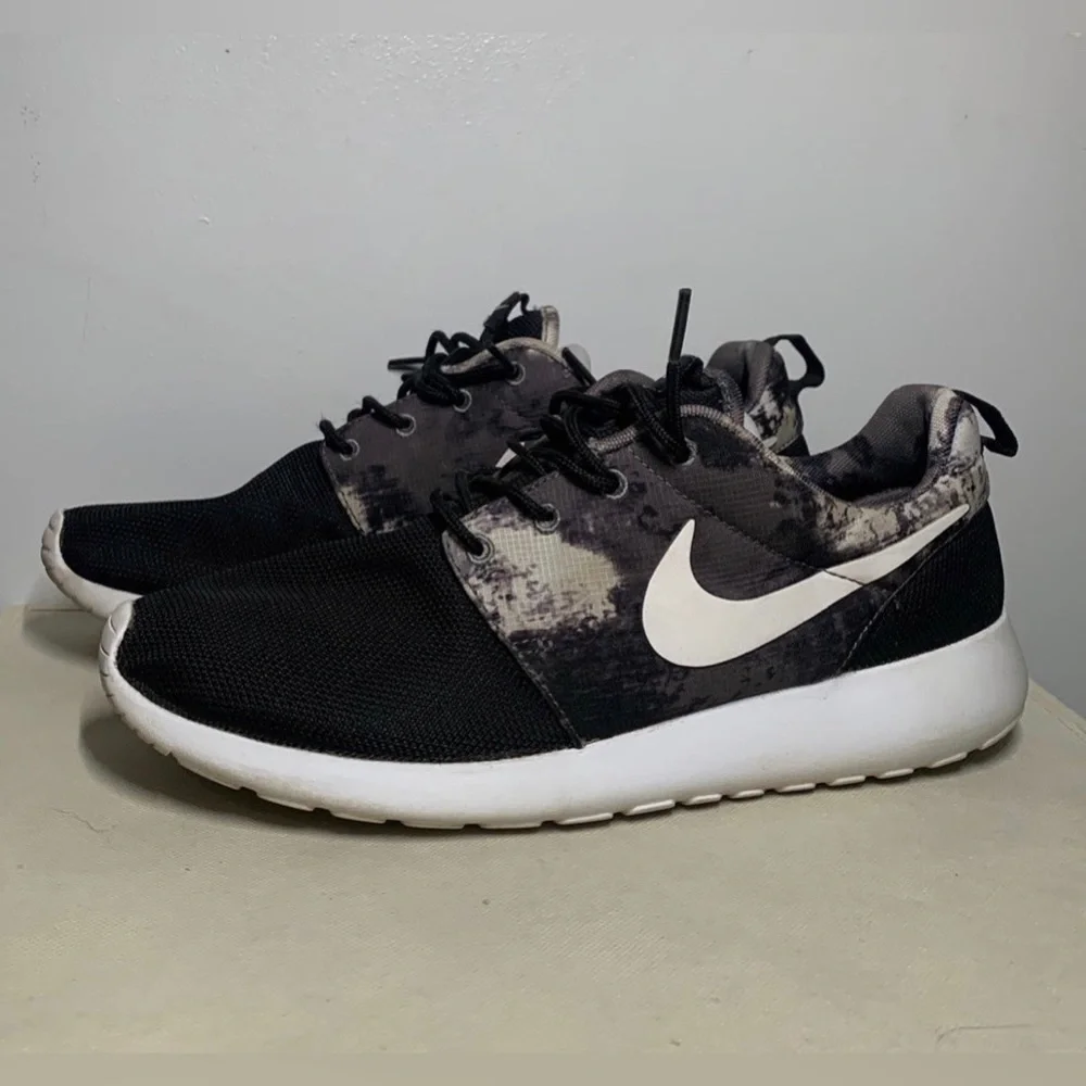 Nike Roshe Run: Women’s 9